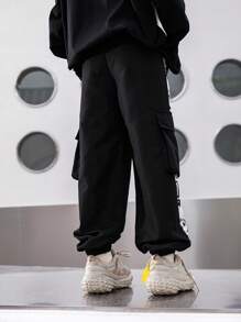 SHEIN 男大童字母圖案側翻蓋口袋工裝褲 - 黑色 - 查看 2