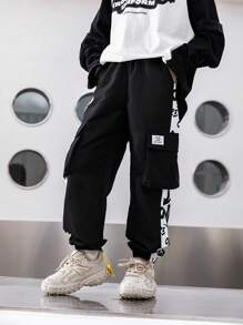 SHEIN 男大童字母圖案側翻蓋口袋工裝褲 - 黑色 - 查看 1