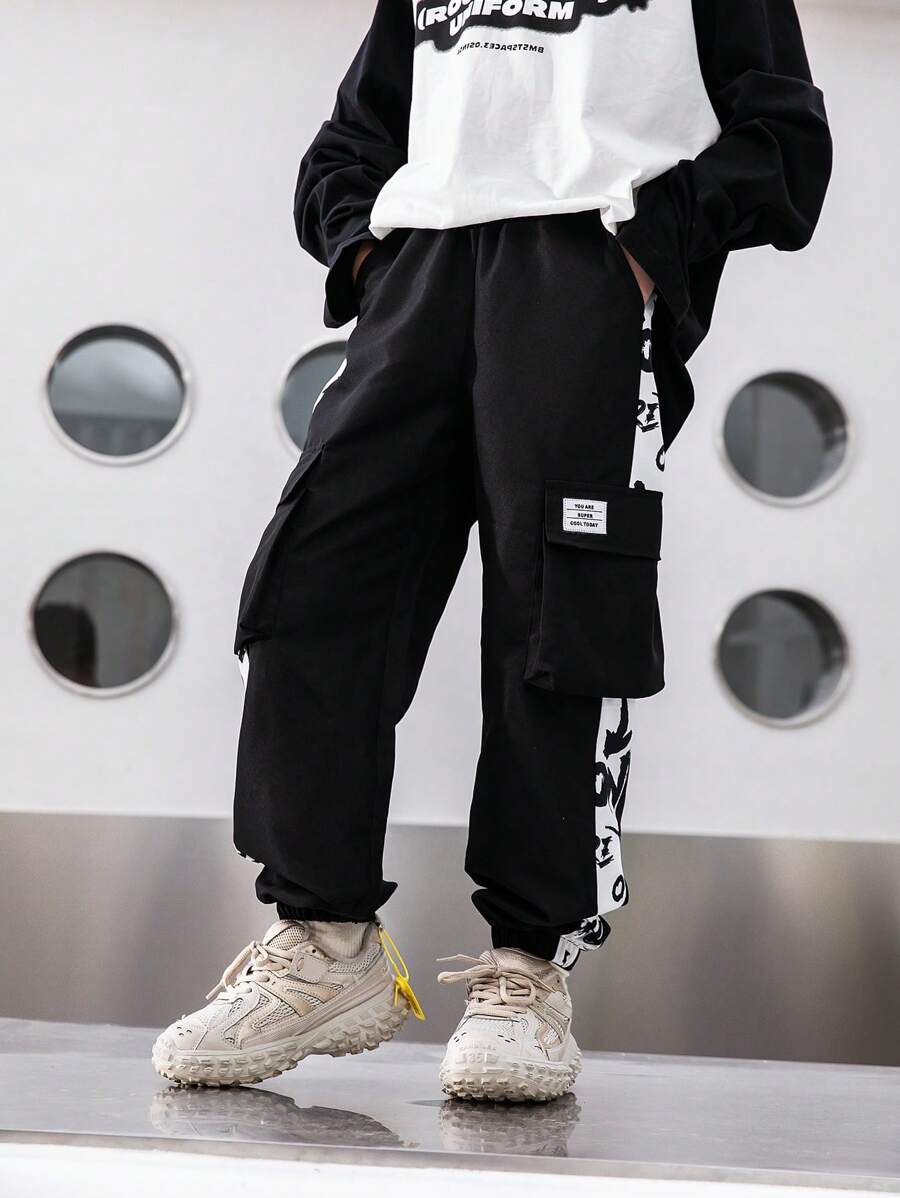 SHEIN 男大童字母圖案側翻蓋口袋工裝褲 - 黑色 - 查看 1
