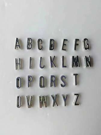 100 piezas Encantos con letras