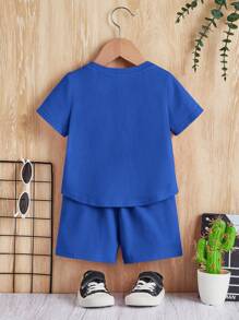 SHEIN Bộ đồ thể thao thường ngày cho bé trai cổ tròn tay ngắn trang trí miếng vá trơn và quần short, có áo phông và quần short họa tiết miếng vá chữ - Màu xanh lam - Xem 2