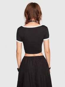 ROMWE Goth 字母圖案撞色滾邊短款T恤 - 黑與白 - 查看 4