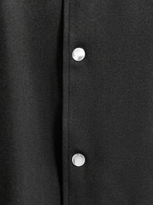 Manfinity NXTstreet Oversized Herren Jacke mit Schädel- und Spruchgrafik in Zweifarboptik ohne T-Shirt - Schwarz und Weiss - Übersicht 4