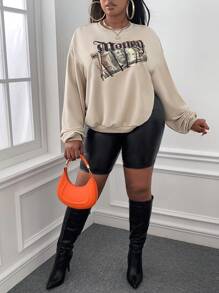 Slaydiva 大碼字母圖案落肩袖運動衫 - 卡其色 - 查看 1