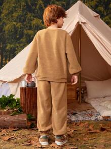 SHEIN Chico preadolescente Pullover con bordado de letra con bolsillo de canguro de hombros caídos forro polar con pantalones - Camel - Ver 2