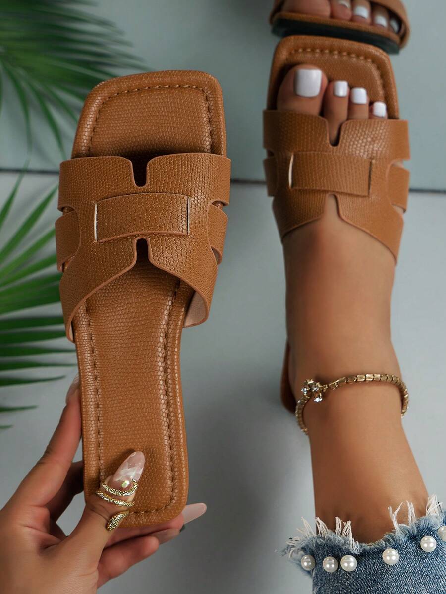 2023 年春夏流行时尚百搭高端奢华真皮女式软皮凉鞋，白色、黑色、棕色，编织装饰，露趾一脚蹬设计，橡胶鞋底，蛇皮和花卉浮雕图案户外平底凉鞋