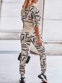 女式两件套几何印花长袖套头衫和慢跑裤套装休闲时尚运动服，适合日常街头穿着 - 杏色 - 查看 2