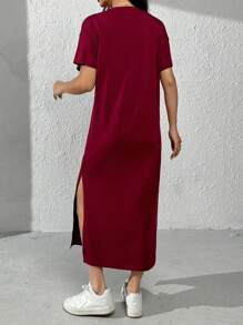 SHEIN PETITE 標語圖案高衩T恤洋裝 - 酒紅色 - 查看 2
