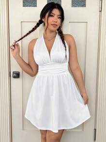 SHEIN EZwear 大碼素色繞頸露背抽褶腰洋裝 - 白色 - 查看 1