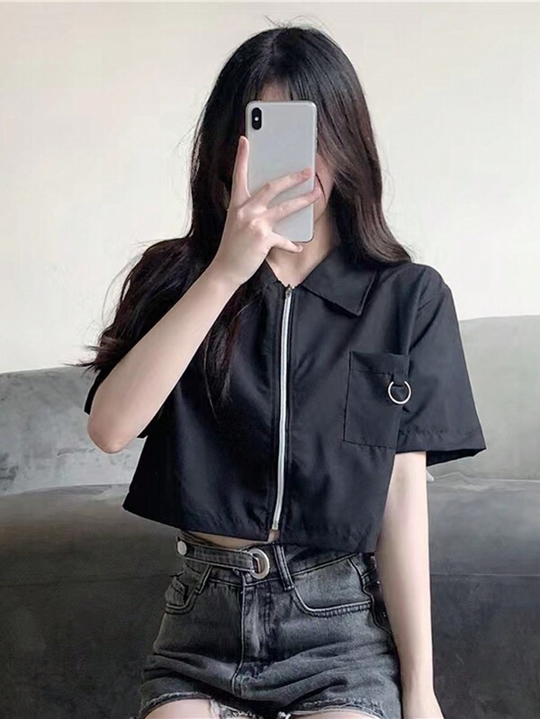 黑色纯色拉链短款衬衫，休闲款。