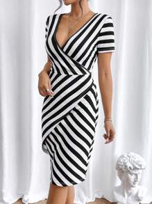 SHEIN Privé 條紋印花交疊領圍裹連衣裙 - 黑與白 - 查看 5