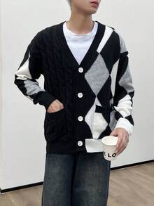 Aesthetic Post 男士菱形圖案針織下垂肩寬鬆開衫 - 彩色 - 查看 5