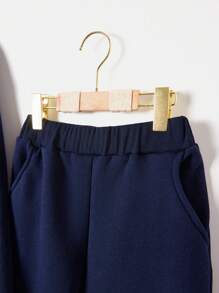 RueChic Cậu bé Tween Đồ họa Chữ cái Áo chui đầu và quần thể thao - Màu xanh hải quân - Xem 4