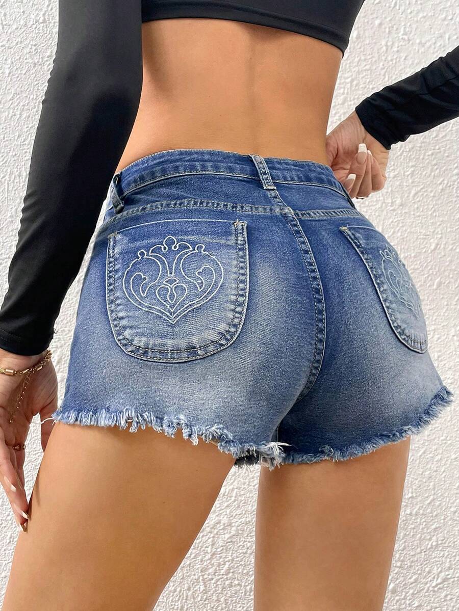 SHEIN EZwear 愛心刺繡毛邊牛仔短褲 - 中等水洗藍 - 查看 1