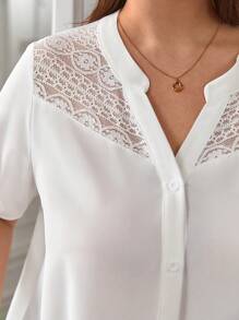 SHEIN Frenchy 大碼蕾絲拼接捲邊袖前紐扣襯衫 - 白色 - 查看 7