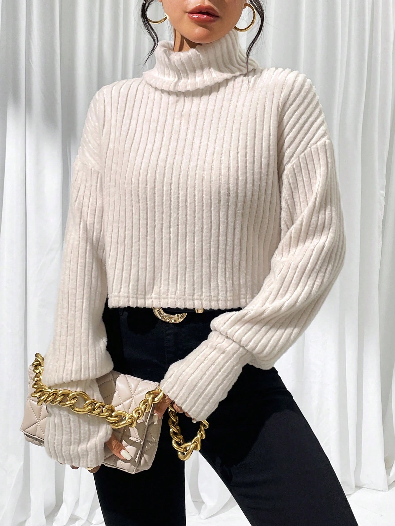 SHEIN Essnce تيشيرت رقبة عالية ذو كتف منسدل ، ملاب...