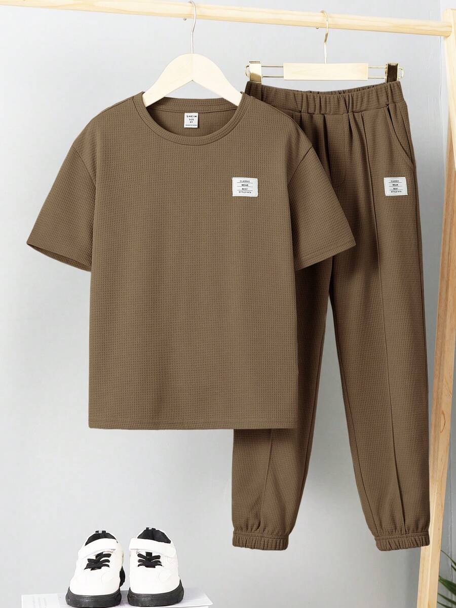 SHEIN 男大童字母補丁細節T恤和運動褲 - 摩卡棕 - 查看 1