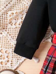 Baby Girl Letter Graphic Contrast Collar Sweatshirt & Tartan Pleated Skirt & Bag