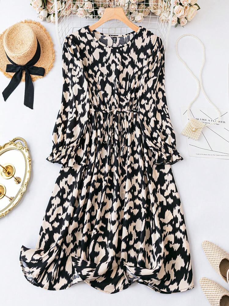 SHEIN Clasi 大碼滿版印花繫腰帶洋裝 - 黑色 - 查看 1