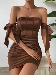 Allurite Vestido ajustado de hombros descubiertos con nudo lateral fruncido de satén - Marrón Chocolate - Ver 1