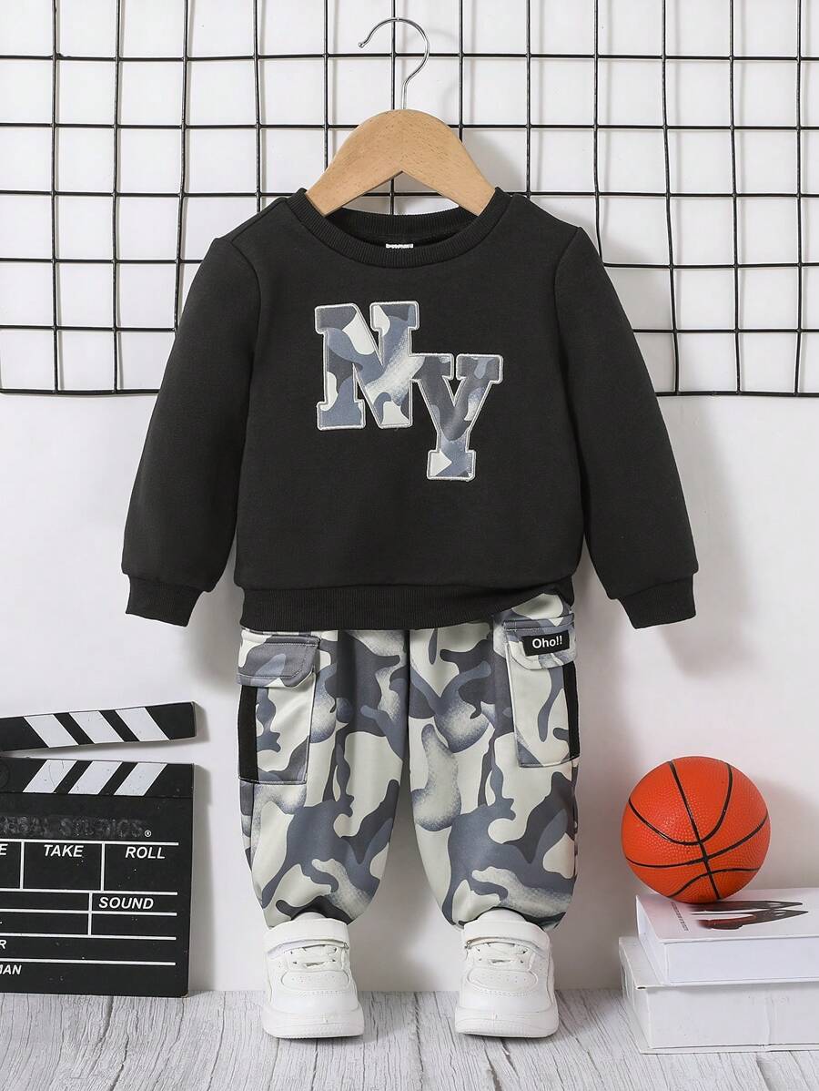 SHEIN Đứa bé trai Đồ họa Chữ cái Áo nỉ & Camo In Quần thể thao - Nhiều màu - Xem 1