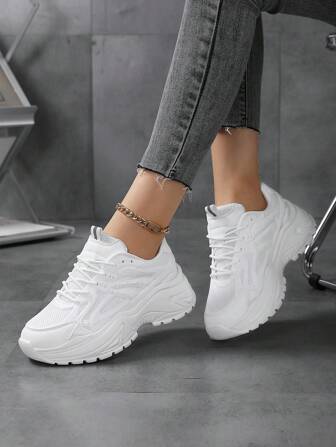 1双青少年休闲运动鞋，透气网面鞋面，厚底，坡跟设计，时尚百搭的白色鞋款，舒适防滑，适合女孩、学生、校园穿着，四季皆宜。