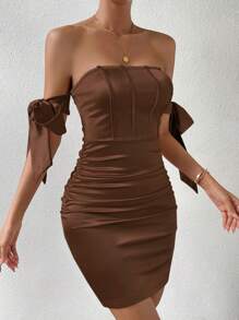 Allurite Vestido ajustado de hombros descubiertos con nudo lateral fruncido de satén - Marrón Chocolate - Ver 5