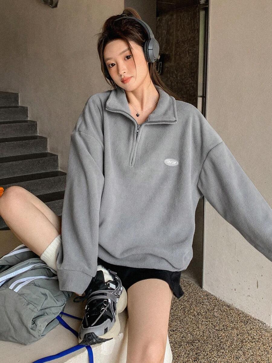 字母贴片细节落肩半拉链超大羊毛套头衫，秋季女装运动衫 - 淺灰色 - 查看 1