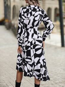 Vestido camisero con estampado geométrico bajo con fruncido con cinturón - Blanco y Negro - Ver 2