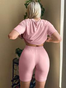 Conjunto de pijama con camiseta de hombro caído con gráfico de letras y shorts tipo bermuda