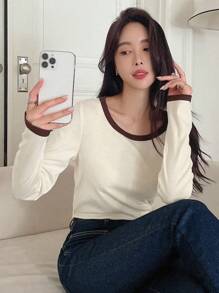 DAZY Viền tương phản Cổ v Áo thun - Màu be - Xem 2