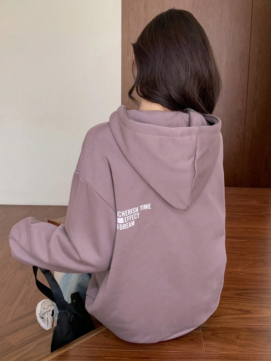 DAZY Áo nỉ có mũ trùm đầu dây rút họa tiết chữ cái vai trễ - Màu tím - Xem 1