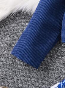 SHEIN Bộ áo khoác và đầm họa tiết trang nhã dành cho cô gái trẻ, áo khoác được làm bằng vải họa tiết màu xanh trang nhã, và chiếc váy được trang trí bằng hoa màu xanh lam kết hợp với hoa văn họa tiết màu xanh lam, thời trang và độc đáo. Màu xanh hoàng gia độc đáo thể hiện hương vị thanh lịch và độc đáo. Bộ sản phẩm bao gồm một chiếc thắt lưng phù hợp để dễ dàng phối đồ và nâng cao phong cách thời trang tổng thể, thích hợp để mặc hàng ngày, du lịch, hoạt động ngoài trời, họp mặt gia đình, thích hợp cho mùa thu đông. - Nhiều màu - Xem 4