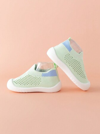 子供用 スポーツシューズ 平底 メッシュデザイン 春夏向け 一対