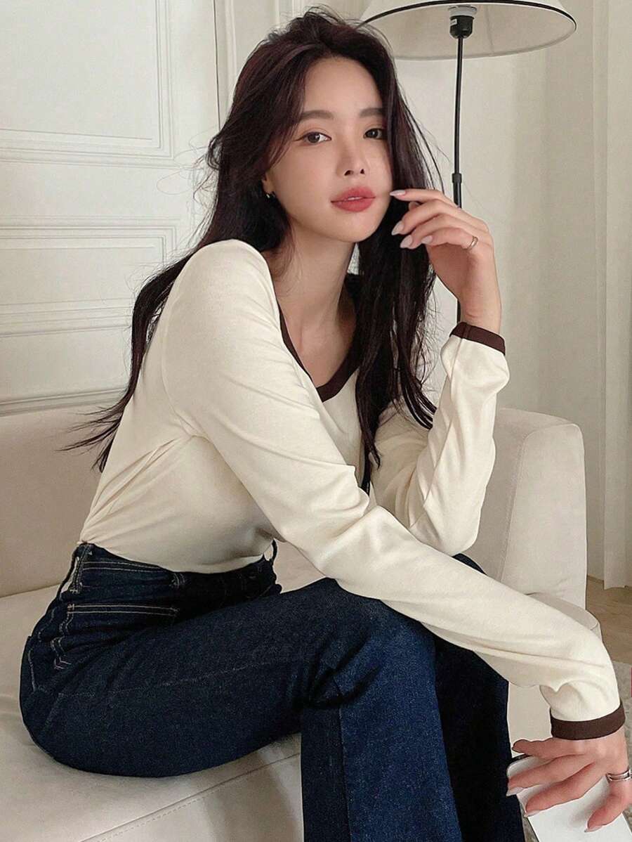 DAZY Viền tương phản Cổ v Áo thun - Màu be - Xem 1