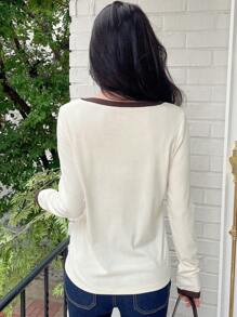 DAZY Viền tương phản Cổ v Áo thun - Màu be - Xem 6