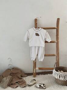 男嬰 1 入組刺繡卡通圖案運動衫和 1 入組運動褲（不含帽子和襯衫） - 白色 - 查看 4