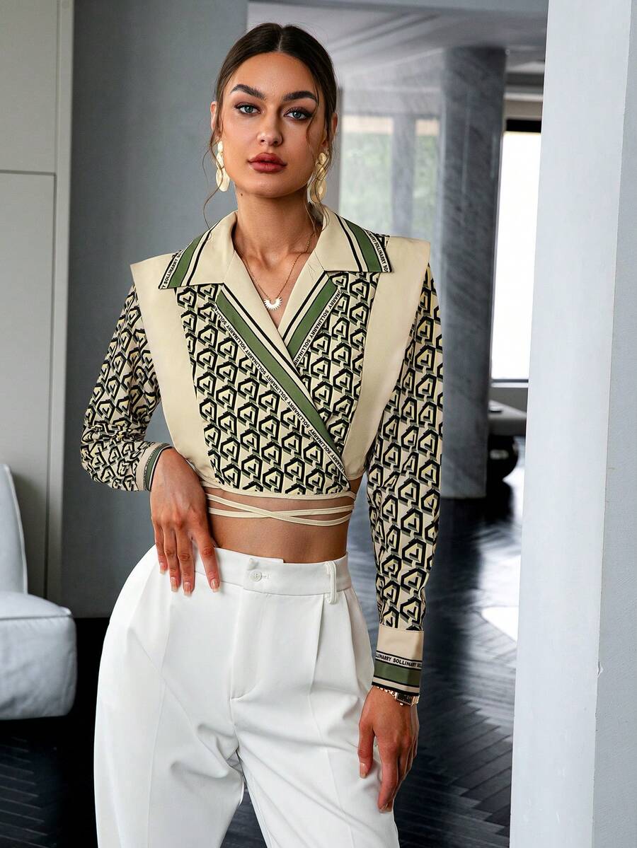 Sollinarry 字母圖案十字交叉後綁帶短款襯衫 - 卡其色 - 查看 1