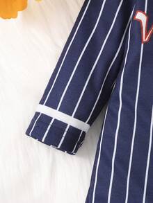 男嬰條紋和字母圖案連身褲