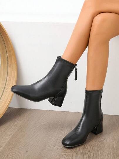 2023 Stivali corti con tacco largo per l'autunno/inverno da donna, stile britannico vintage a punta quadrata con tacco elastico alla moda