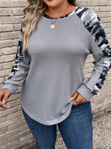 SHEIN LUNE Talla grande Camiseta con estampado de camuflaje de manga raglán - Gris Claro - Ver 4