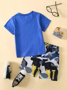 SHEIN 年輕男孩字母與迷彩印花t恤和短褲