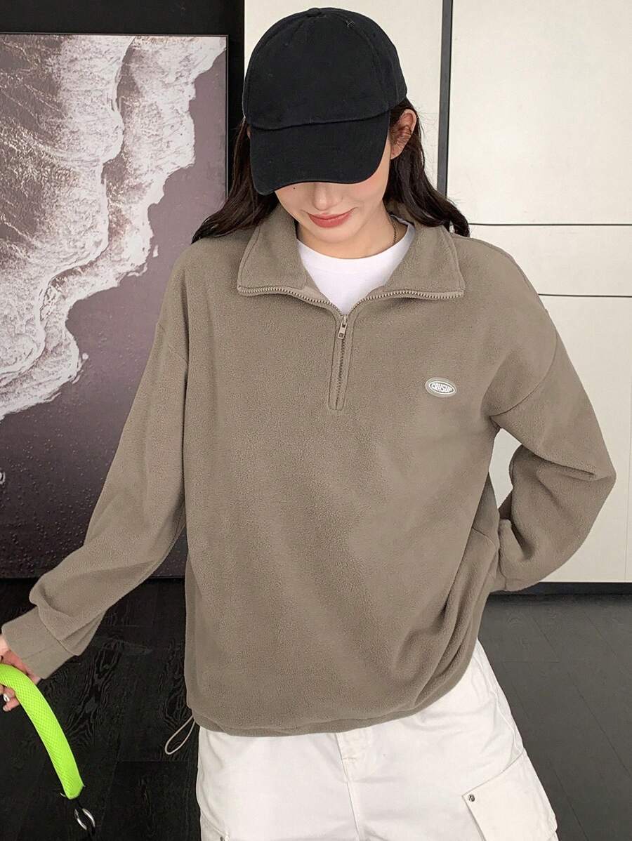 DAZY Chi tiết Patched thư Thả vai Viền kéo ra Áo nỉ Without Tee - Màu nâu  Mocha - Xem 1