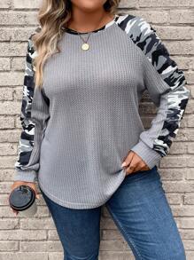 SHEIN LUNE Talla grande Camiseta con estampado de camuflaje de manga raglán - Gris Claro - Ver 3