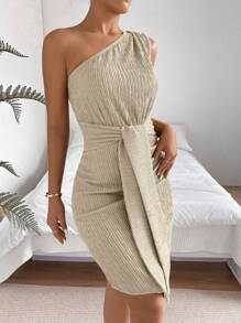 Chiquease 單肩側收褶前繫帶不對稱下擺緊身洋裝 - 杏色 - 查看 4