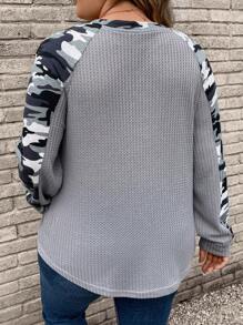 SHEIN LUNE Talla grande Camiseta con estampado de camuflaje de manga raglán - Gris Claro - Ver 2