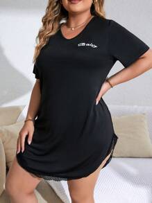 Camisón de pijama sin forro con gráfico de letra talla grande y encaje en contraste