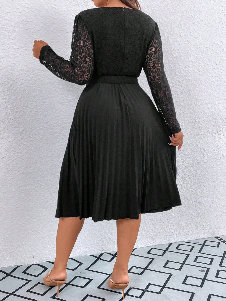 Plus Contrast Lace Keyhole Neckline Pleated Hem Dress Without Belt