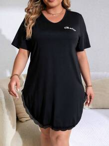 Camisón de pijama sin forro con gráfico de letra talla grande y encaje en contraste