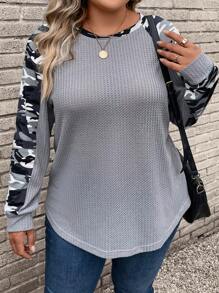SHEIN LUNE Talla grande Camiseta con estampado de camuflaje de manga raglán - Gris Claro - Ver 5